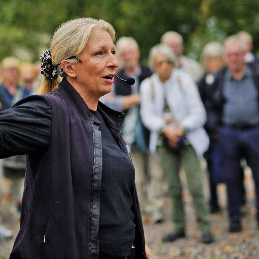 Höstutflykt 2026 - Husaby, rekordstort intresse 1 Anna inledning2