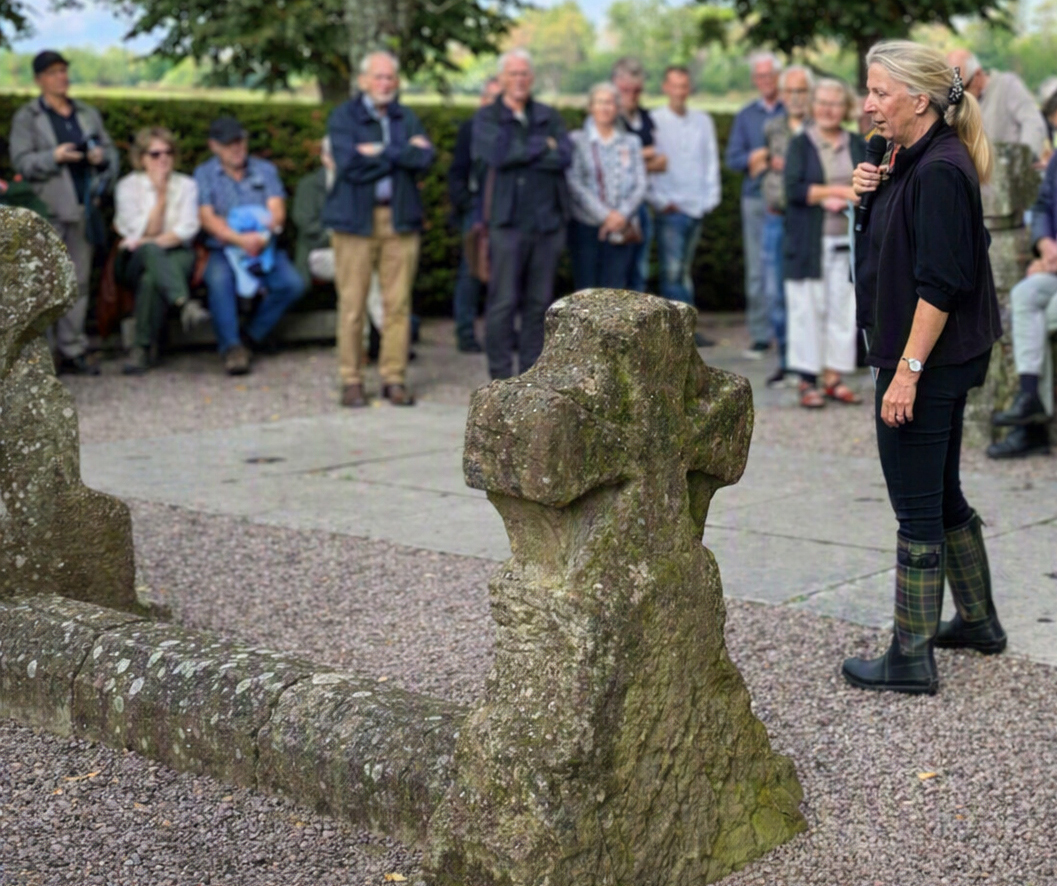 Höstutflykt 2026 - Husaby, rekordstort intresse 5 Framfor kyrkan3